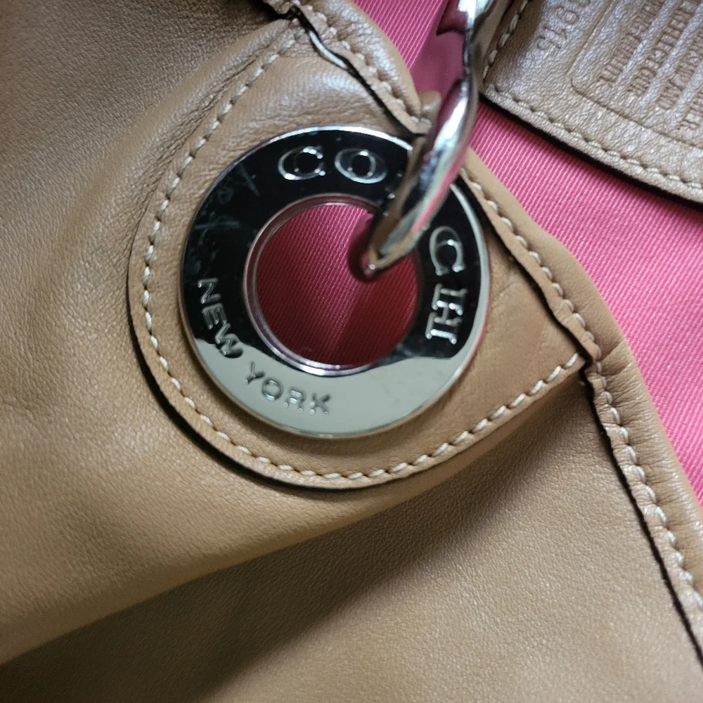 Coach Hadley Duffle Bag . - Picture 8 of 16